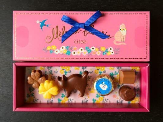 モロゾフのカリーヌ（フローラル）のパッケージの箱を開けて、中身を確認。花や猫、まあるい形をしたチョコレート6個が並べられている