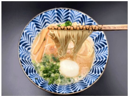 一蘭のラーメン博多細麺ストレートをどんぶりに盛り付けて、麺をアップでみせている